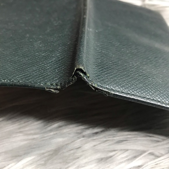 AUTH Louis Vuitton Taiga Green Checkbook Wallet - Picture 4 of 8